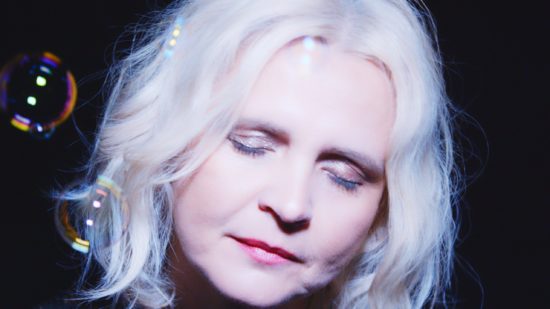Beata Hlavenková v roce 2021 v klipu k písni 'Pořád je to tak' z alba "Žijutě" na značce Minority Records