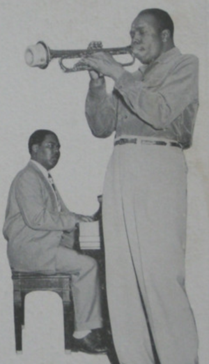 Philadelphský bopový klavírista John Dennis (1930 - 1963) s trumpetistou Thadem Jonesem