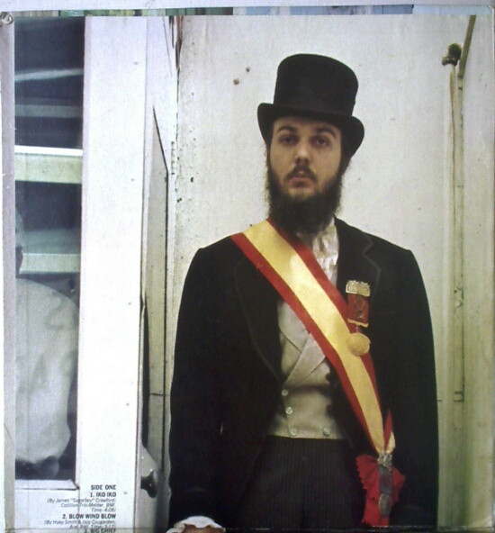 Malcolm "Mac" Rebennack v roce 1972. Pózuje na vnitřní straně obalu LP desky Dr. John’s Gumbo
