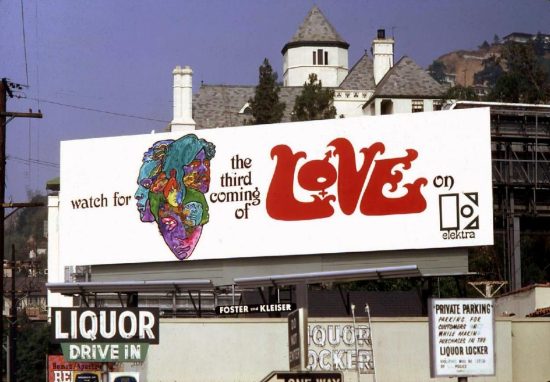 Pouliční reklamní poutač na třetí album Love Forever Changes.