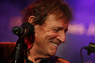 Baskytarista Jack Bruce (Credit Photo: Christian Sahm / Wikimedia, Creative Commons Attribution-Share Alike 2.0 Generic, CC BY-SA 2.0)