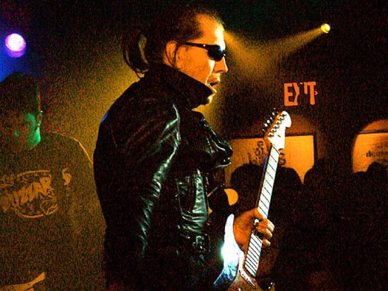 Kytarista Link Wray ve Village Underground, New York City 8. března 2003 (Credit Photo: Anthony Pepitone/ Wikimedia, Creative Commons Attribution-Share Alike 3.0 Unported, CC BY-SA 3.0)
