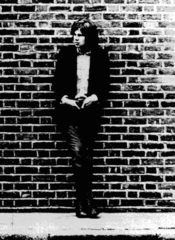 Nick Drake na reklamní fotografii k albové kompilaci Nick Drake (Credit Photo: Island Records / Wikimedia, Creative Commons Public Domain Mark 1.0)