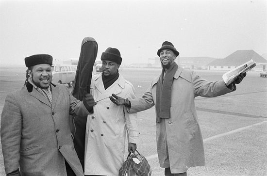 Less McCann trio na letišti Schiphol, Noord-Holland 14. 11. 1962: Less McCann (klavír), Herbie Louis (kontrabas) a Ron Jefferson (bicí) (Credit Photo: Broers, F.N. / Anefo / Wikimedia, Creative Commons Zero, Public Domain Dedication)