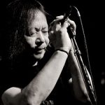 Někdejší zpěvák skupiny CAN Damo Suzuki na koncertě v Dominion Tavern v Ontariu, 23. března 2012 (Credit Photo: Nick Soveiko / Wikimedia, Creative Commons Attribution-Share Alike 3.0, CC BY-SA 3.0)