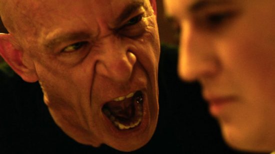 Momentka z filmu Whiplash (2014). Diktátorský učitel hudby Fletcher (J. K. Simmons) s mladičkým, ambiciózním bubeníkem Andrewem Neimanem (Miles Teller).