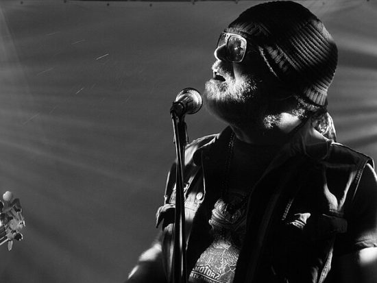 Kanadský kytarista a producent Daniel Lanois, Lido, Berlín, Německo 12.08.2017 (Credit Photo: iZilla at flickR from Berlin, Germany / Wikimedia, Creative Commons Zero, Public Domain Dedication)