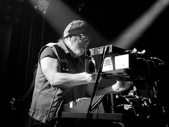 Kanadský kytarista a producent Daniel Lanois, Lido, Berlín, Německo 12.08.2017 (Credit Photo: iZilla at flickR from Berlin, Germany / Wikimedia, Creative Commons Zero, Public Domain Dedication)
