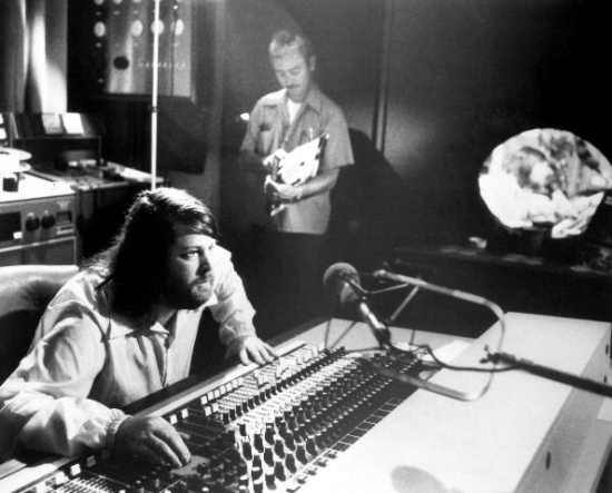 Brian Wilson za studiovým mixážním pultem. Promo fotografie labelu Brother Records z roku 1976. (Credit Photo: Brother Records / Wikimedia, Creative Commons Public Domain)