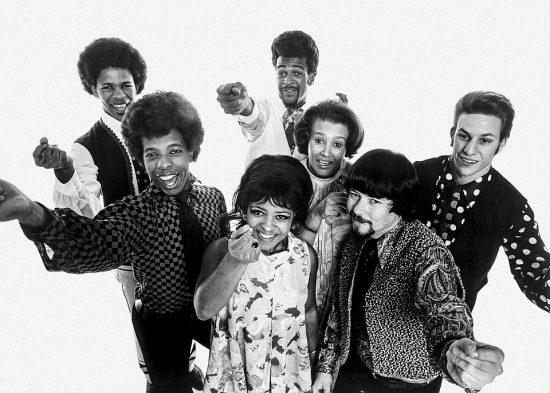 Americká funková skupina Sly And The Family Stone na promo fotografii labelu Epic Records v roce 1968. Zleva doprava: Freddie Stone, Sly Stone, Rose Stone, Larry Graham, Cynthia Robinson, Jerry Martini a Greg Errico. (Credit Photo: Unknown author / Wikimedia, Creative Commons Public Domain)