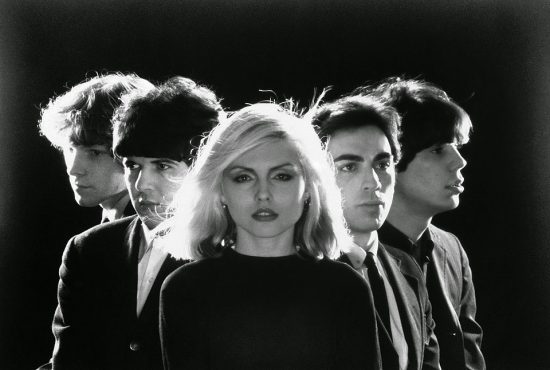 Skupina Blondie v březnu 1977: zleva Gary Valentine, Clem Burke, Debbie Harry, Chris Stein, a Jimmy Destri. (Credit Photo: Private Stock Records / Wikimedia, Creative Commons Public Domain)
