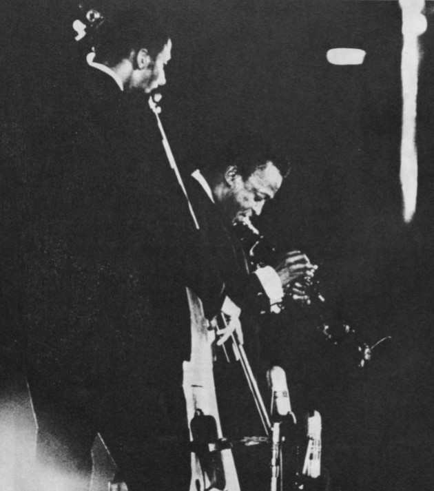 Kontrabasista Ron Carter a trumpetista Miles Davis, 1964 (Credit Photo: Swing Journal / Wikimedia, Public Domain)