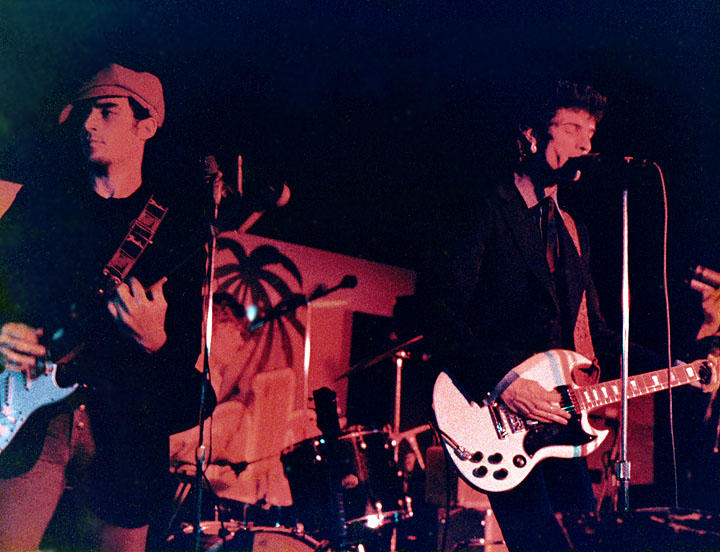 Louis X. Erlanger (vlevo) a Willy DeVille (vpravo) s kapelou Mink DeVille v El Mocambo (1977). (Credit Photo: Plismo (P.B.Toman) / Wikimedia, Creative Commons Attribution-Share Alike 3.0 Unported)