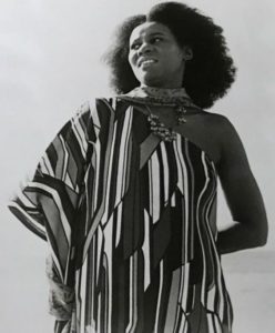Americká jazzová pianistka a harfenistka Alice Coltrane na reklamní fotografii pro propagaci alba World Galaxy (1972) (Credit photo: Unknown photographer, Wikimedia, Creative Commons Public Domain)