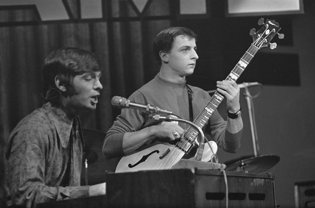 Varhaník a zpěvák Georgie Fame s baskytaristou Rickem Fenson Brownem během Grand Gala du Disque v amsterodamském Concertgebouw, 2. 10. 1966 (Credit photo: unknown photographer (ANEFO), Wikimedia, Creative Commons Zero, Public Domain Dedication)