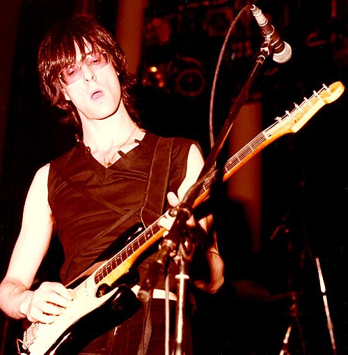 Lenny Kaye jako kytarista Patti Smith Group, 1978(Credit photo: Klaus Hiltscher, Wikimedia, Creative Commons Attribution-Share Alike 2.0)