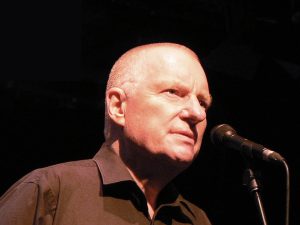 Mike Westbrook během uvedení jeho projektu William Blake "Glad Day" s Philem Mintonem a orchestrem v Toynbee Studios, Londýn. (6. 12. 2008) (Credit photo: Andy Newcombe, Wikimedia, Creative Commons Attribution 2.0)