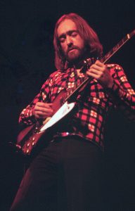 Anglický kytarista Dave Mason, 1974(Credit photo: Jim Summaria, Wikimedia, Creative Commons Attribution-Share Alike 3.0)