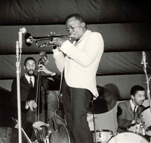 Milesův "Druhý velký kvintet" hraje v Antibes (Francie), 26. 7. 1963, zleva: Ron Carter, Davis, a Tony Williams (Credit photo: Mallory1180, Wikimedia, Creative Commons Attribution-Share Alike 4.0 International)