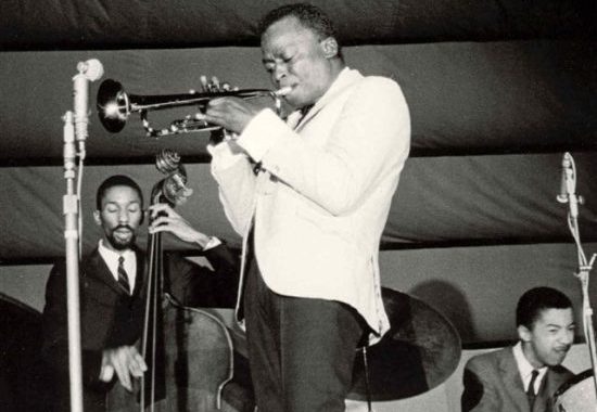 Milesův "Druhý velký kvintet" hraje v Antibes (Francie), 26. 7. 1963, zleva: Ron Carter, Davis, a Tony Williams (Credit photo: Mallory1180, Wikimedia, Creative Commons Attribution-Share Alike 4.0 International)