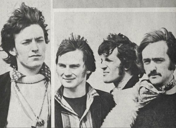 Zakládající členové Traffic. Zleva doprava: Steve Winwood, Chris Wood, Jim Capaldi, Dave Mason, magazín Hit Parade leden 1968 (Credit photo: Unknown, Wikimedia, Creative Commons Public Domain)