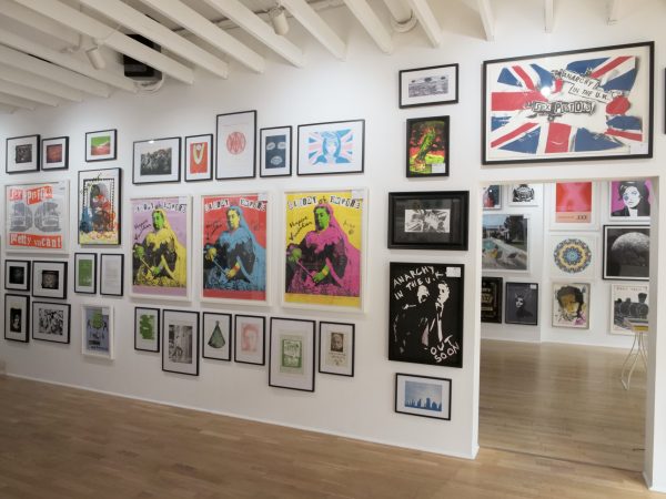 A Lifetime of Radical Gestures — Fotografie z výstavy, která představila poslední dokončené dílo Jamieho Reida, klíčového tvůrce punkové vizuální estetiky. Expozice shrnula jeho dlouhodobou práci s politickou grafikou a konfrontační estetikou a poprvé zpřístupnila řadu dosud nepublikovaných materiálů.