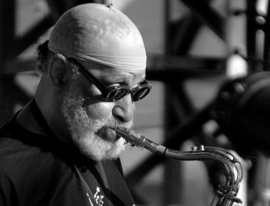 Saxofonista Sonny Rollins při zvukové zkoušce na Jazz à Juan Festival, Francie 22. 7. 2005 (Credit photo: Yves Moch, Wikimedia, Creative Commons Attribution-Share Alike 3.0)
