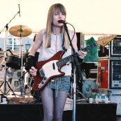 Baskytaristka Tina Weymouth při koncertu s Tom Tom Club, Union College v Schenectady, NY, 1986 (Credit photo: dmax3270; David T. McFarlane, Jr., Wikimedia, Creative Commons Attribution-Share Alike 2.0)
