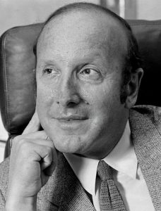 Clive Davis ve své kanceláři, 1980 (Credit photo: Marty Reichental / Associated Press, Wikimedia, Creative Commons Public Domain)