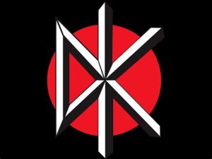Logo Dead Kennedys. Výslednou podobu vytvořil Winston Smith na základě motivu East Bay Raye. © příslušní držitelé práv. Použito pro účely kritického rozboru.