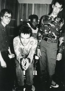 Dead Kennedys na propagační fotografii z let 1981–1983. Foto: Karen Filter; distribuce Faulty Products / Alternative Tentacles. Zdroj: Wikimedia Commons, public domain.