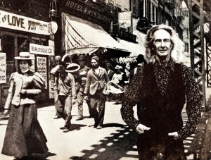 Obal alba Goin’ Local (2026, Yep Roc Rec.) Lennyho Kayeho s historickou fotografií newyorské Bowery z roku 1895