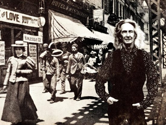 Obal alba Goin’ Local (2026, Yep Roc Rec.) Lennyho Kayeho s historickou fotografií newyorské Bowery z roku 1895
