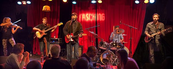 Otis Taylor Band (zleva Anne Harris, Todd Edmunds, Otis Taylor, Larry Thompson and Shawn Starski) - Fasching, Stockholm, SWE 2012 (Credit photo: Bengt Nyman - Flick, Wikimedia, Creative Commons Attribution 2.0 Generic)