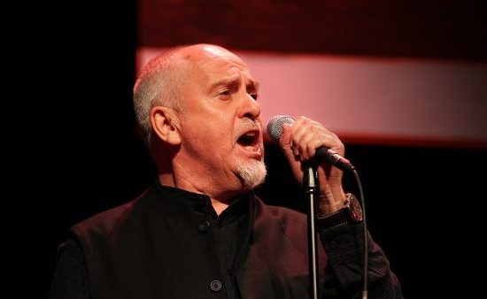 Peter Gabriel, vystoupení na Skoll Awards 2011 (Credit photo: Skoll World Forum, editing by W.carter, Wikimedia, Creative Commons Attribution 2.0 Generic)