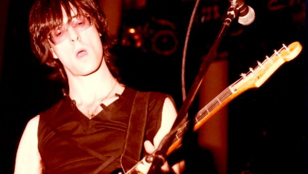 Lenny Kaye jako kytarista Patti Smith Group, 1978 (Credit photo: Klaus Hiltscher, Wikimedia, Creative Commons Attribution-Share Alike 2.0)