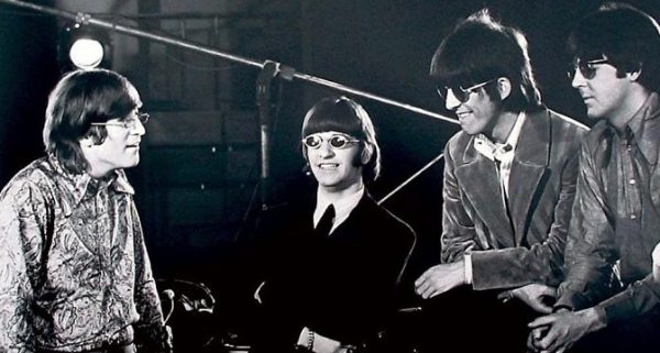 Zadní strana obalu LP The Beatles: Revolver (1966, Parlophone)