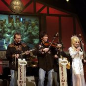 Dolly Parton během vystoupení v Grand Ole Opry v Nashvillu, 23. dubna 2005. Foto: Tech. Sgt. Cherie A. Thurlby / U.S. Air Force. Public domain.