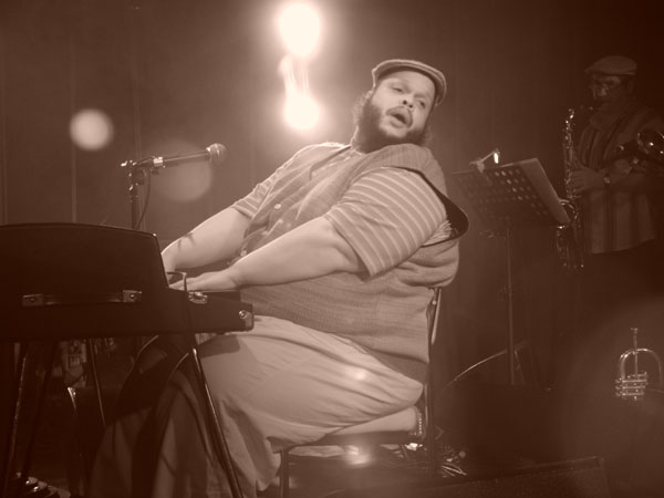 Ed Motta, 2006 (Credit photo: Louder/LookinaRt from England, Wikimedia, Creative Commons Attribution 2.0 Generic)