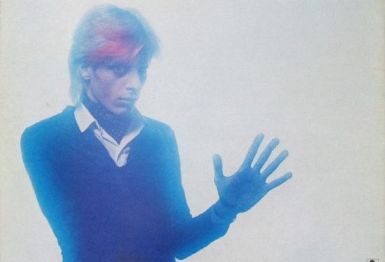 Portrét Mick Karna na obalu LP Japan: Quiet Life (1980, Ariola Hansa) Reprodukce obalu. Autor fotografie a grafické úpravy: Fin Costello