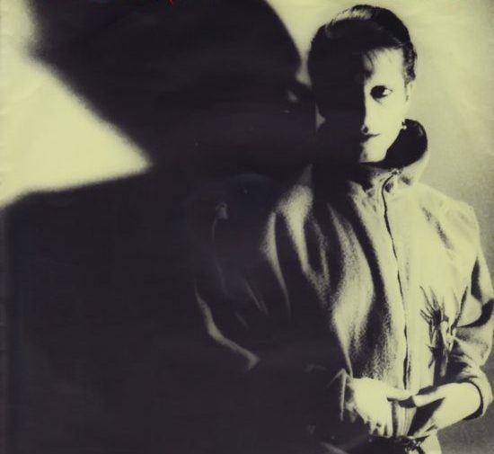 Mick Karn: Sensitive, Virgin, 1982. Reprodukce obalu singlu. Autor fotografie a grafické úpravy: Fin Costello