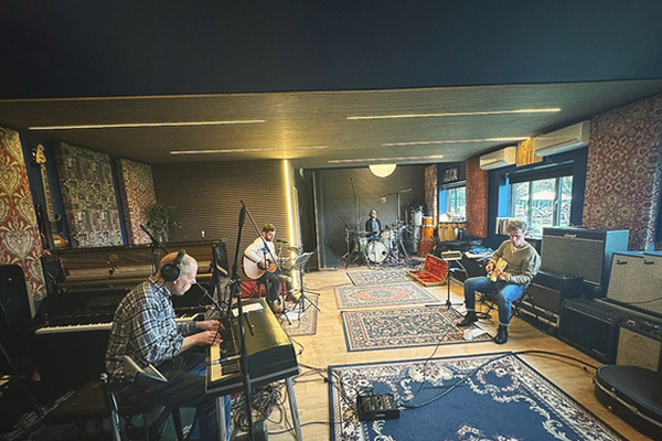 V popředí klávesista Mick Talbot a oba kytaristé a zpěváci Nick Corbin s Neilem Jonesem (zdroj: Instagram Woods Lodge Studios)