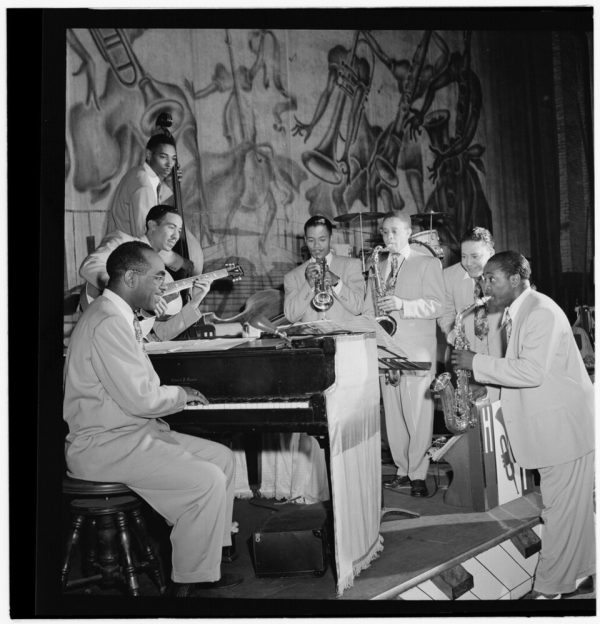 Louis Jordan se svými Tympany Five v New Yorku, někdy v letech 1946 - 1948 (Toto dílo pochází ze sbírky Williama P. Gottlieba v Knihovně Kongresu. V souladu s přáním Williama Gottlieba přešly fotografie v této sbírce do veřejné domény dne 16. února 2010.)