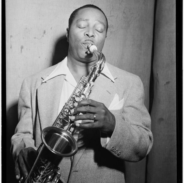 Louis Jordan v New Yorku, červenec 1946, krátce poté, co se v divadle Paramount stal druhým účinkujícím po Casa Loma Orchestra Glenna Graye. (Toto dílo pochází ze sbírky Williama P. Gottlieba v Knihovně Kongresu. V souladu s přáním Williama Gottlieba přešly fotografie v této sbírce do veřejné domény dne 16. února 2010.)