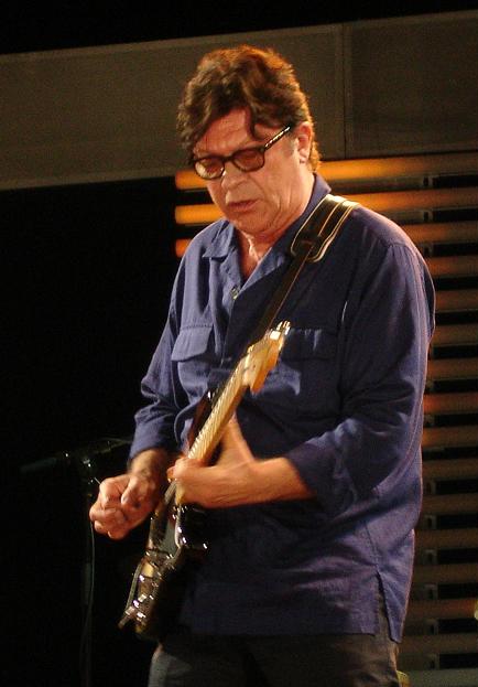 Robbie Robertson na Crossroads Guitar Festival 2007 (Credit photo: Truejustice, Wikimedia, Creative Commons Attribution-Share Alike 3.0)