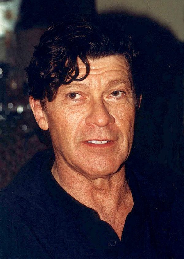 Robbie Robertson při slavnostním uvedení do Rock'n'Roll Hall of Fame, New York 6. března 2000 (Credit photo: Kingkongphoto & www.celebrity-photos.com from Laurel Maryland, USA, Wikimedia, Creative Commons Attribution-Share Alike 2.0)