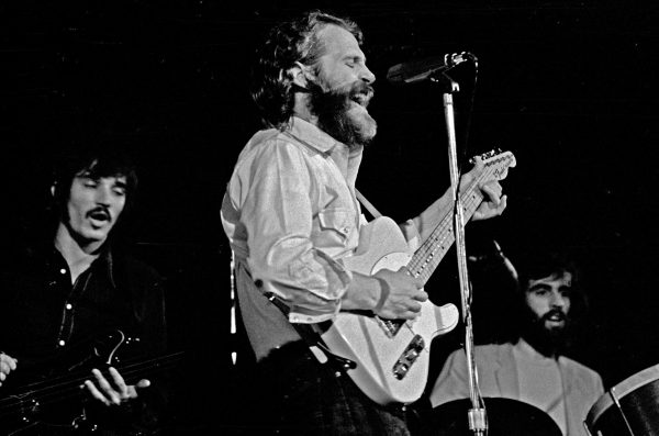 Koncert The Band v Hamburku 1971, Německo. Zleva doprava: Rick Danko, Levon Helm a Richard Manuel (Credit photo: Heinrich Klaffs, Wikimedia, Creative Commons Attribution-Share Alike 2.0)