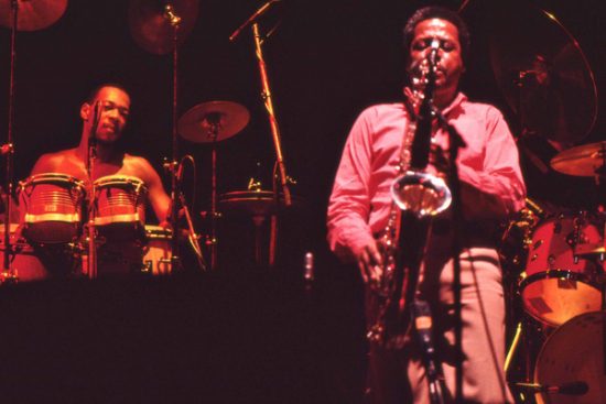 Bobby Thomas Jr. a Wayne Shorter s Weather Report, Amsterdam 1980. Foto: Chris Hakkens / Wikimedia Commons, CC BY 2.0.
