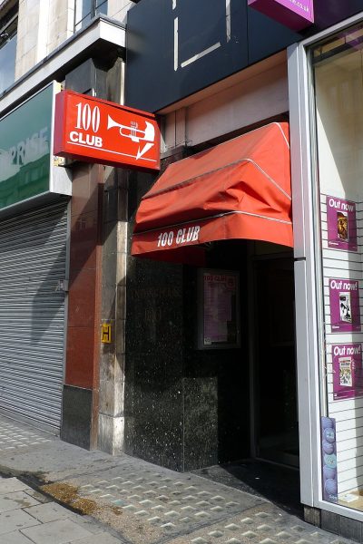 100 Club na Oxford Street. V září 1976 se právě tady britský punk přestal tvářit jako klubová šeptanda. Foto: Ewan-M, Wikimedia Commons, CC BY-SA 2.0