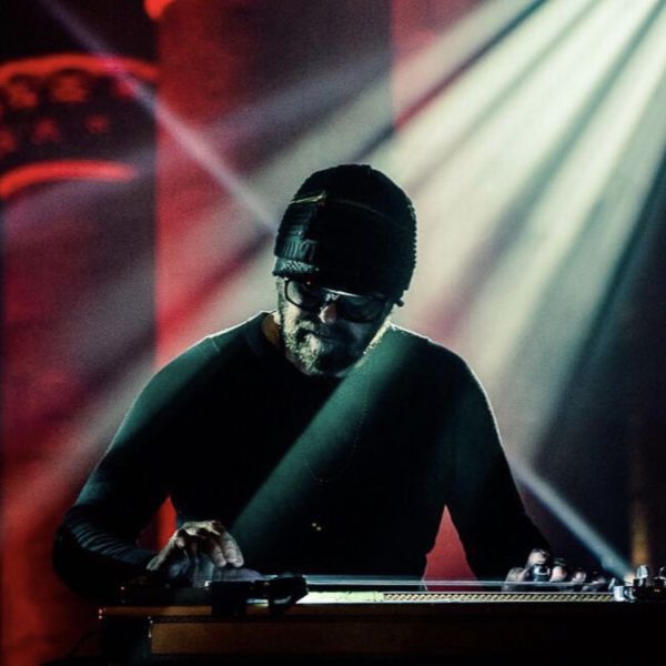 Kytarista a producent Daniel Lanois hraje na pedal steel, 2.4.2025 (Credit Photo: Parallelograms / Wikimedia, Creative Commons Zero, Public Domain Dedication)